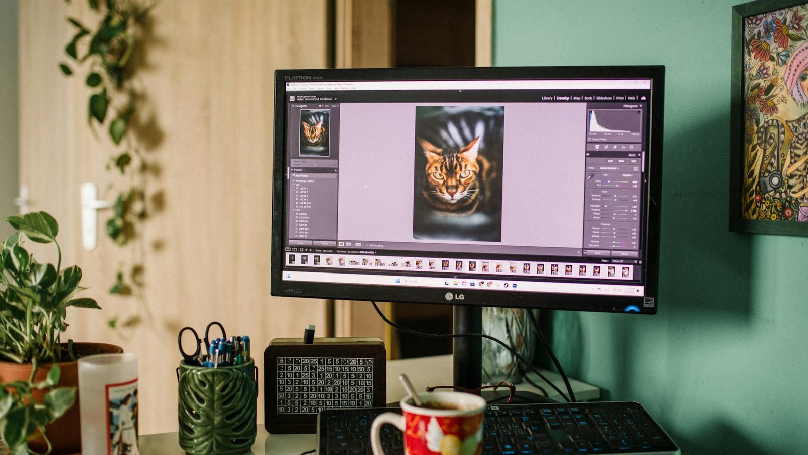 Écran gaming LG UltraGear avec interface logicielle ouverte sur bureau