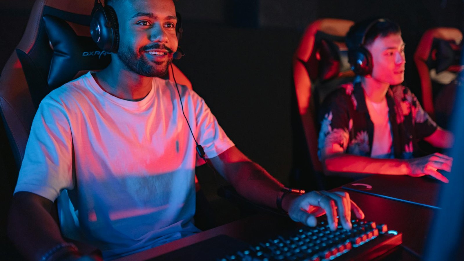 Joueurs esport sur écran gaming haute fréquence en ambiance néon