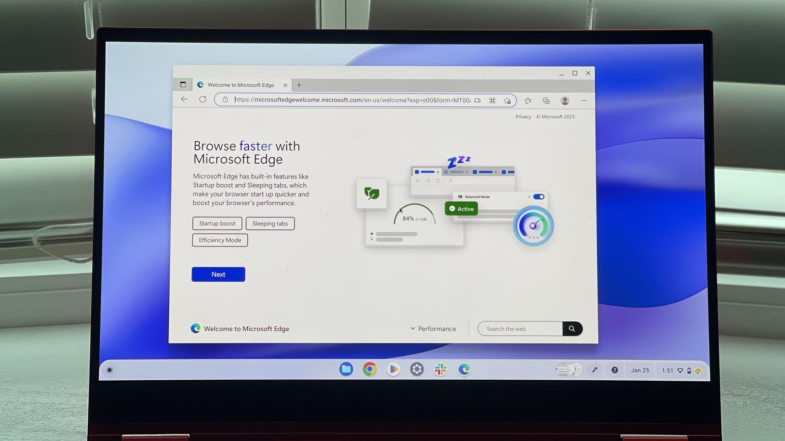 Microsoft Edge ouvert sur Chromebook rouge, page de bienvenue du navigateur