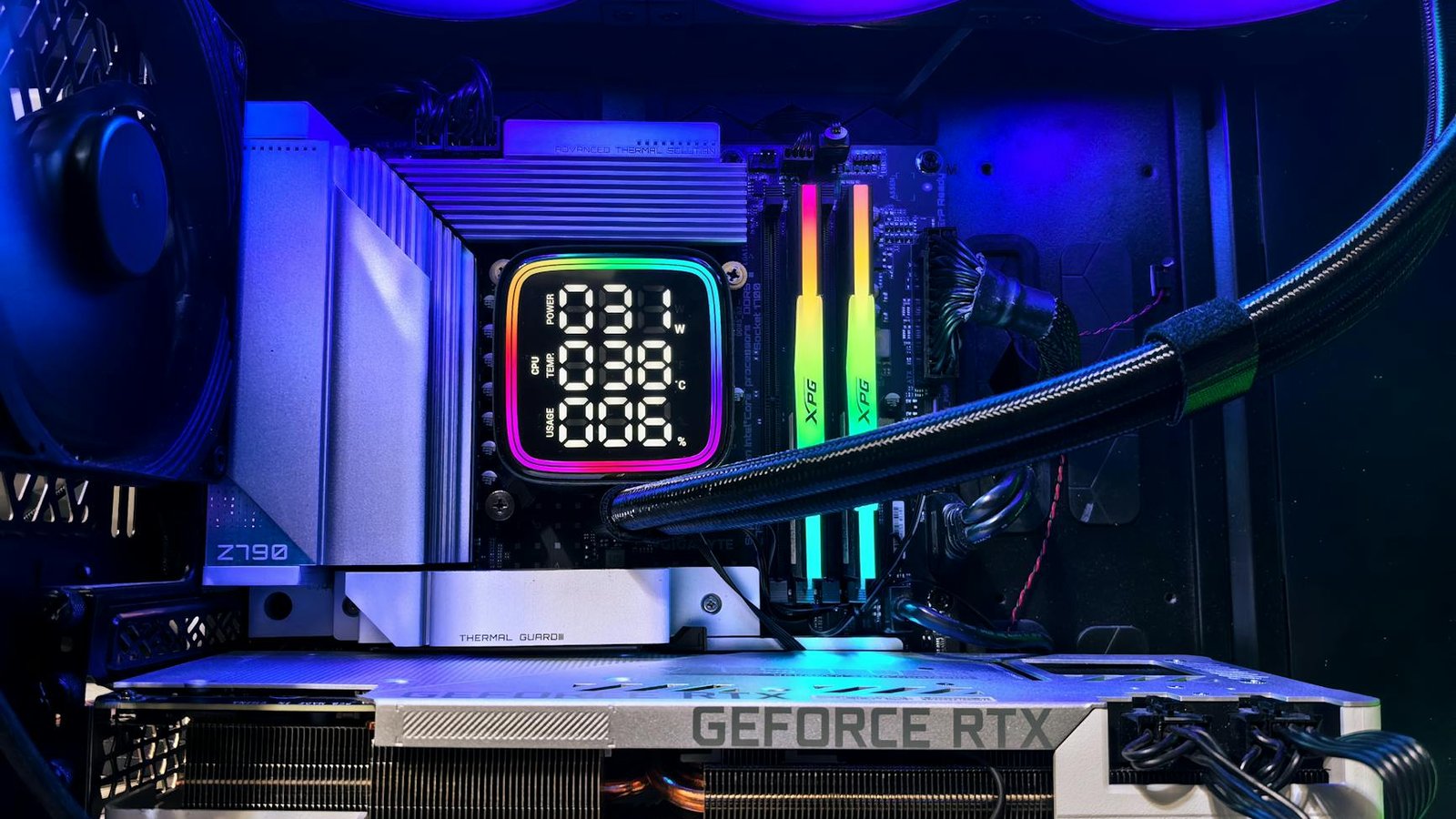 PC gaming RGB Gigabyte RTX avec RAM DDR5 32 Go éclairée setup Windows 11