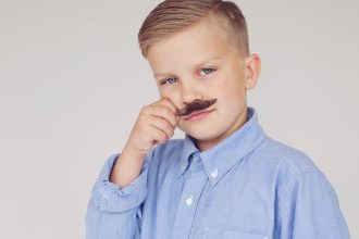 Contrôle d'âge Instagram : enfant avec fausse moustache pour se faire passer pour adulte