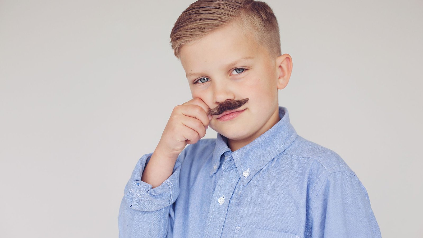 Contrôle d'âge Instagram : enfant avec fausse moustache pour se faire passer pour adulte