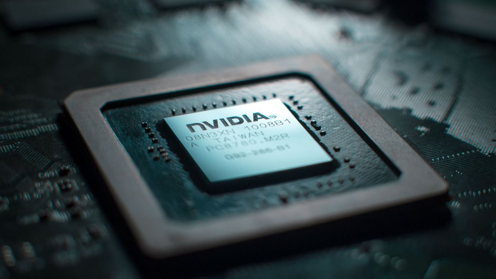 Nvidia chip GPU vue en contre-plongée sur circuit imprimé