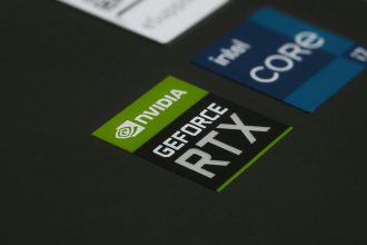 Sticker Nvidia GeForce RTX et Intel Core i7 sur ordinateur portable