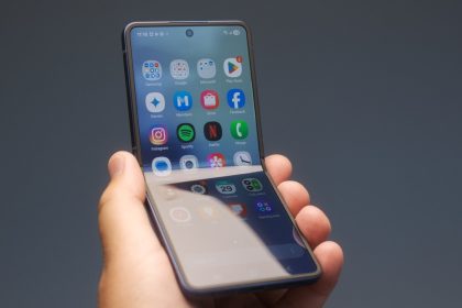 On plie, on étire, on plie encore : ce nouvel OLED ne se froisse jamais