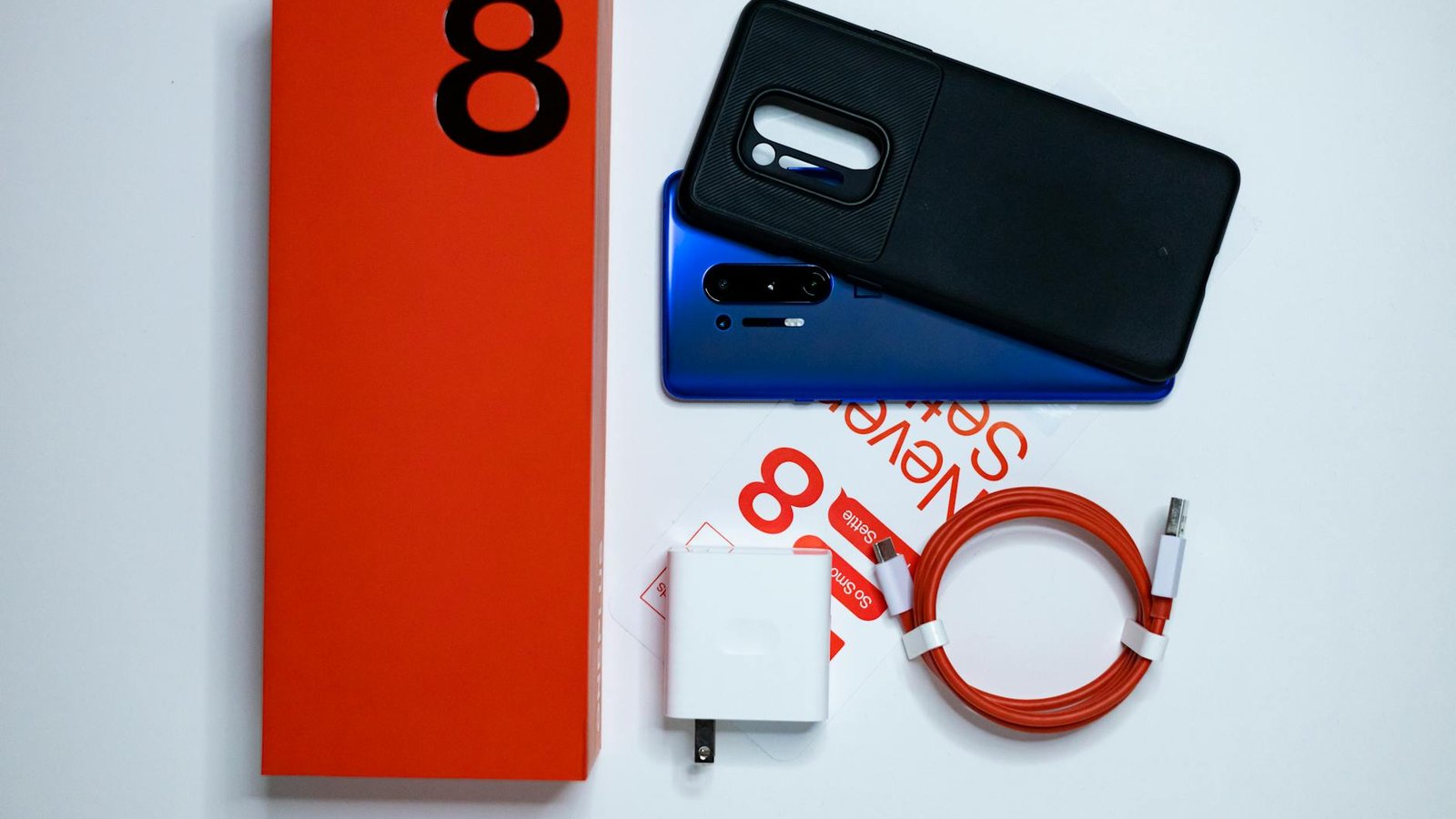 OnePlus 8 déballage avec boîte rouge et câble orange