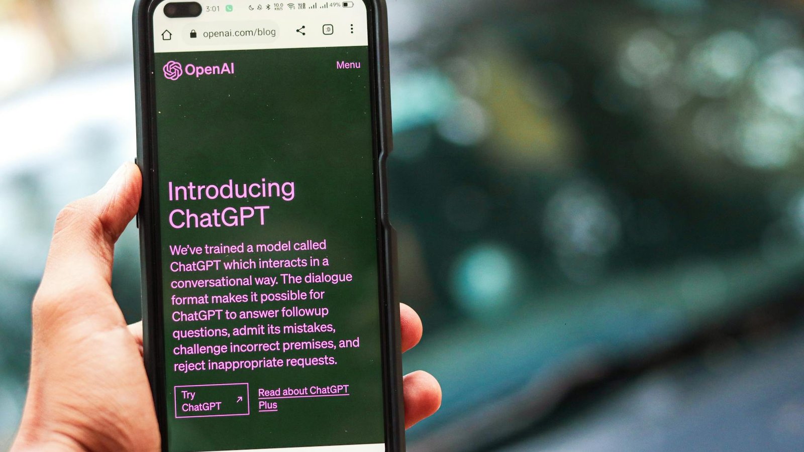 Page OpenAI GPT-5 sur smartphone tenu en main