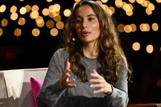 Mira Murati OpenAI – femme aux longs cheveux bruns prenant la parole lors d'un événement
