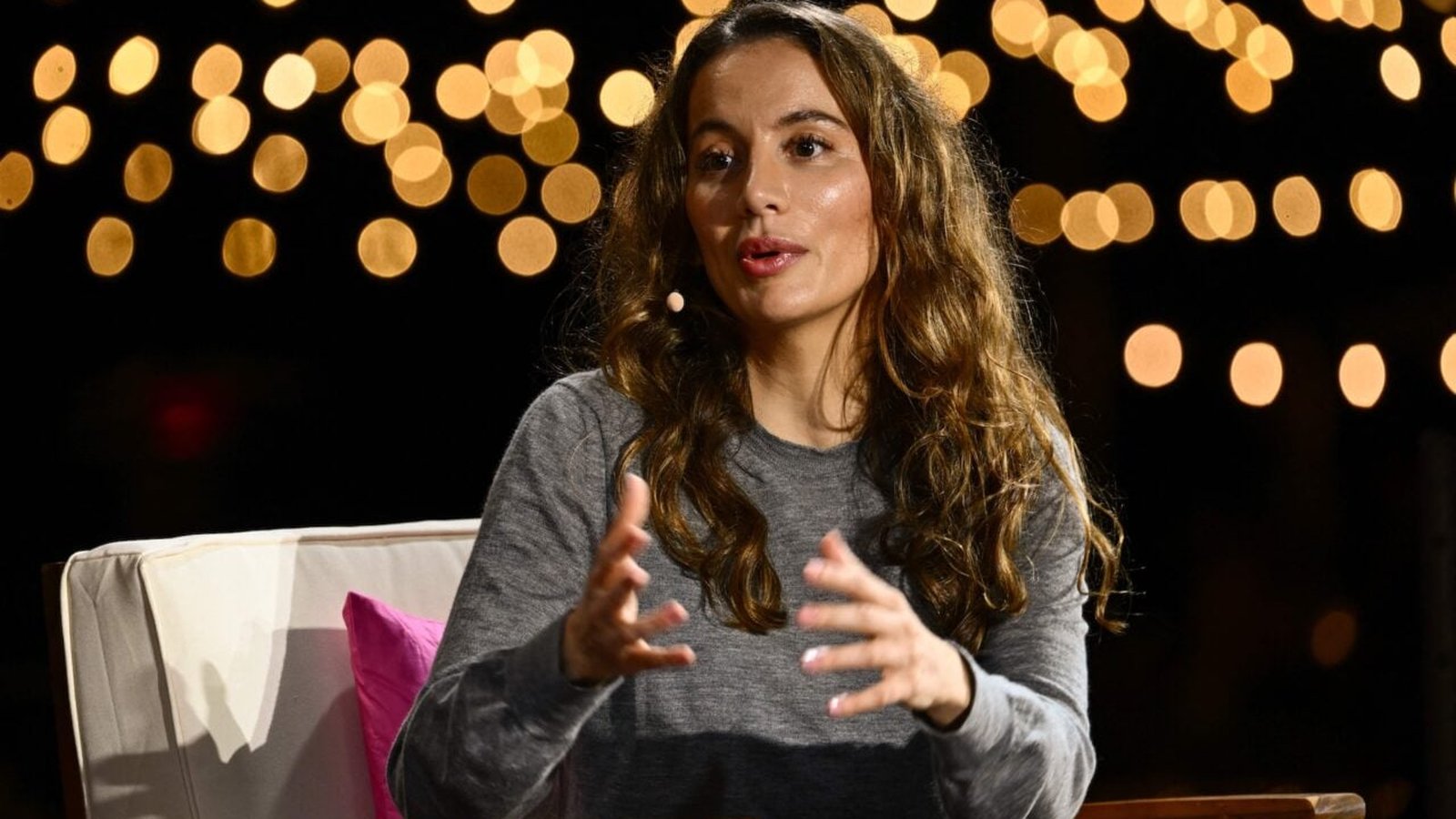 Mira Murati OpenAI – femme aux longs cheveux bruns prenant la parole lors d'un événement