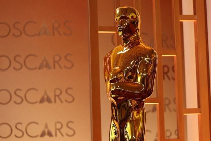 Statuette Oscars dorée devant panneau officiel académie cinéma