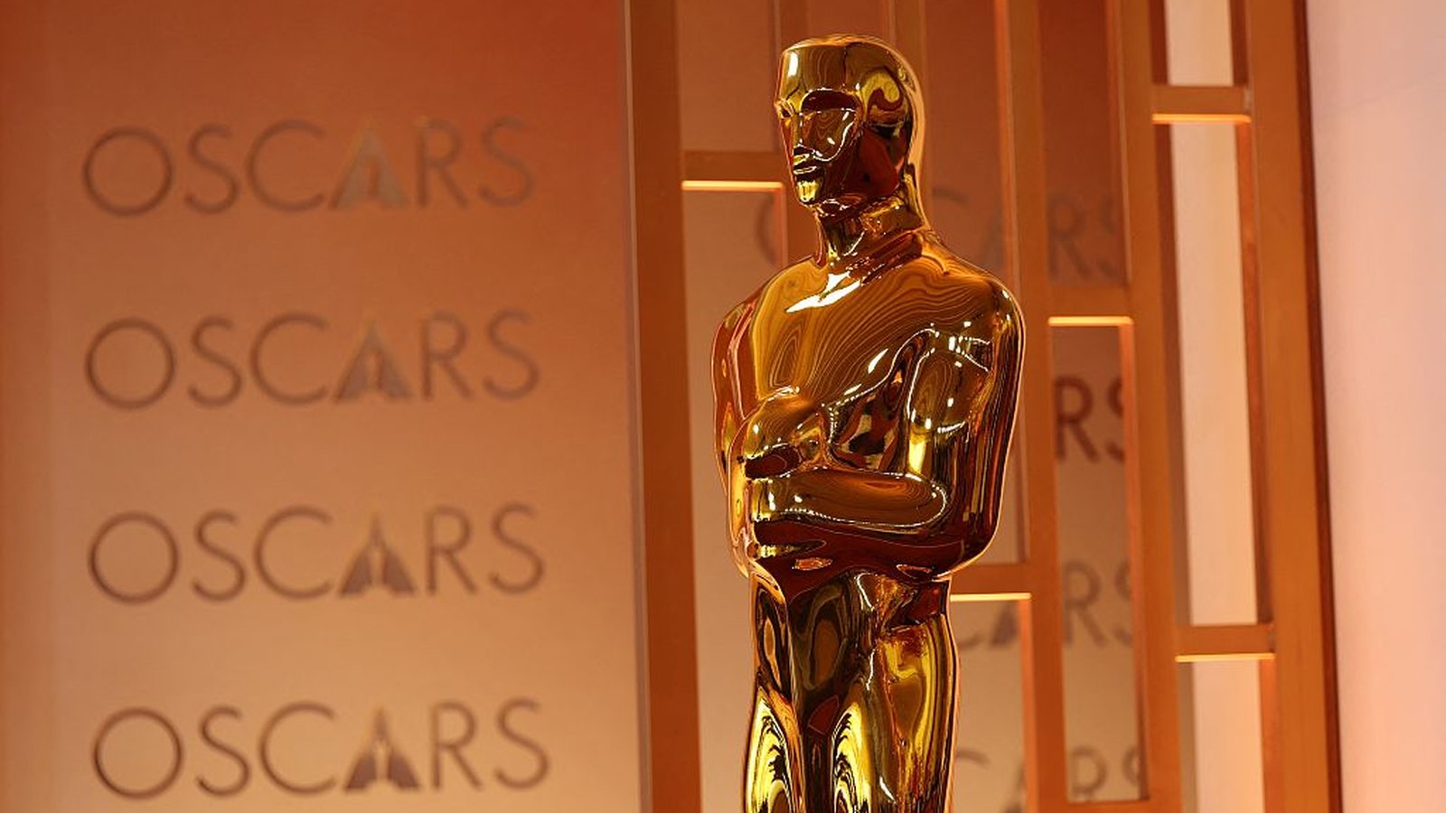 Statuette Oscars dorée devant panneau officiel académie cinéma
