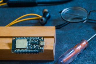 Mini PC fait-maison module ESP32 compact avec tournevis sur bureau