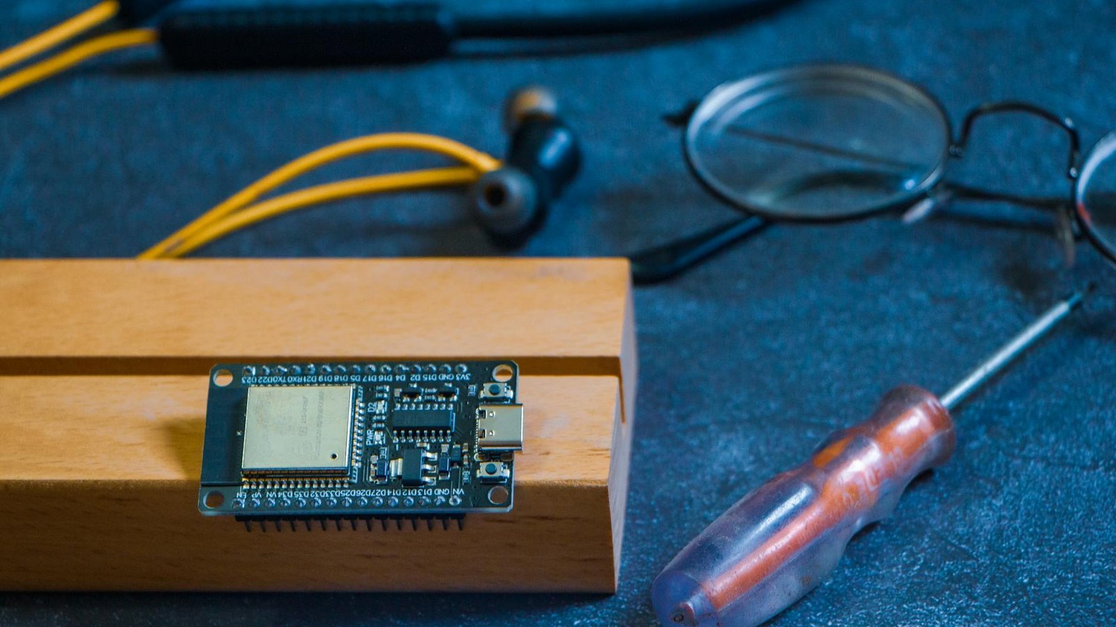 Mini PC fait-maison module ESP32 compact avec tournevis sur bureau