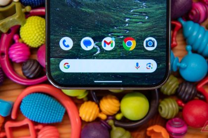 Pixel Google barre de recherche fixe sur écran d'accueil entouré de jouets colorés