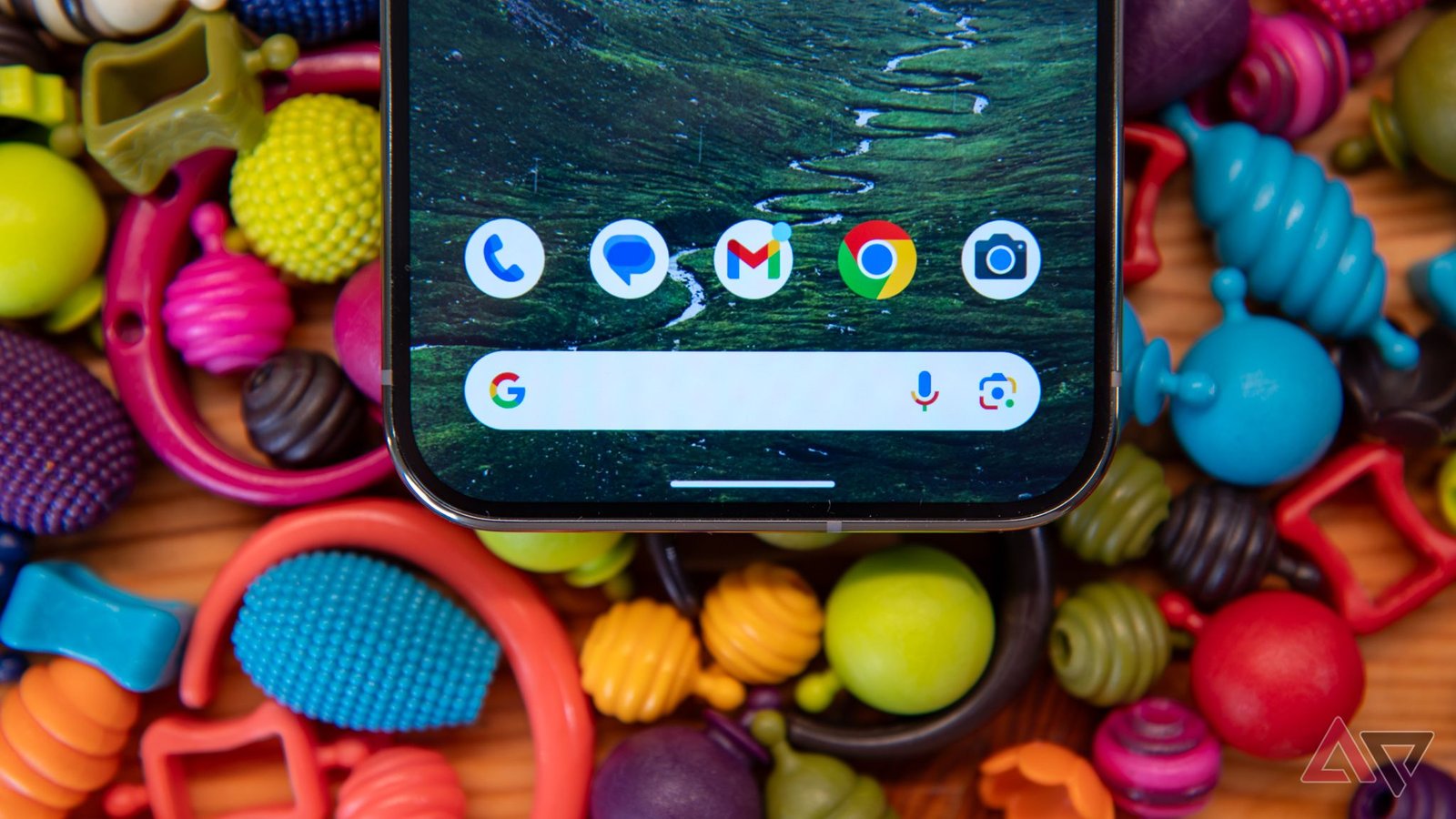 Pixel Google barre de recherche fixe sur écran d'accueil entouré de jouets colorés
