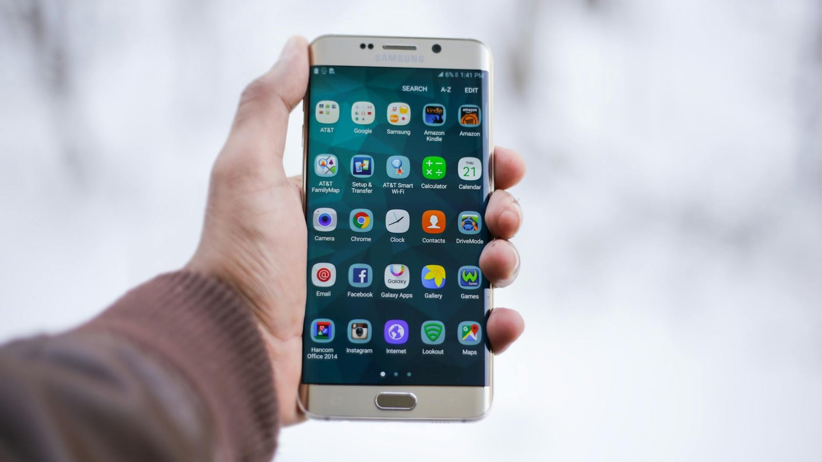 Grève Samsung — main tenant un Galaxy S6 Edge avec écran applications Android