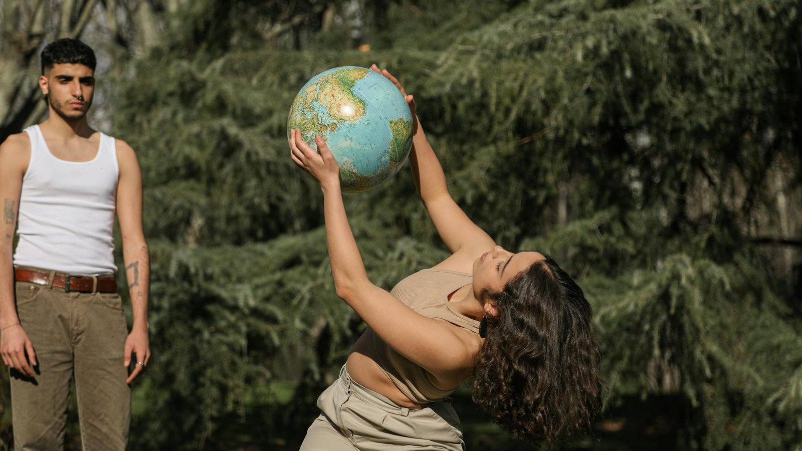 Éthique IA et morale universelle, femme tenant un globe terrestre