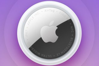 Apple AirTag pendentif circulaire IA avec technologies NFC et Ultra Wideband visibles