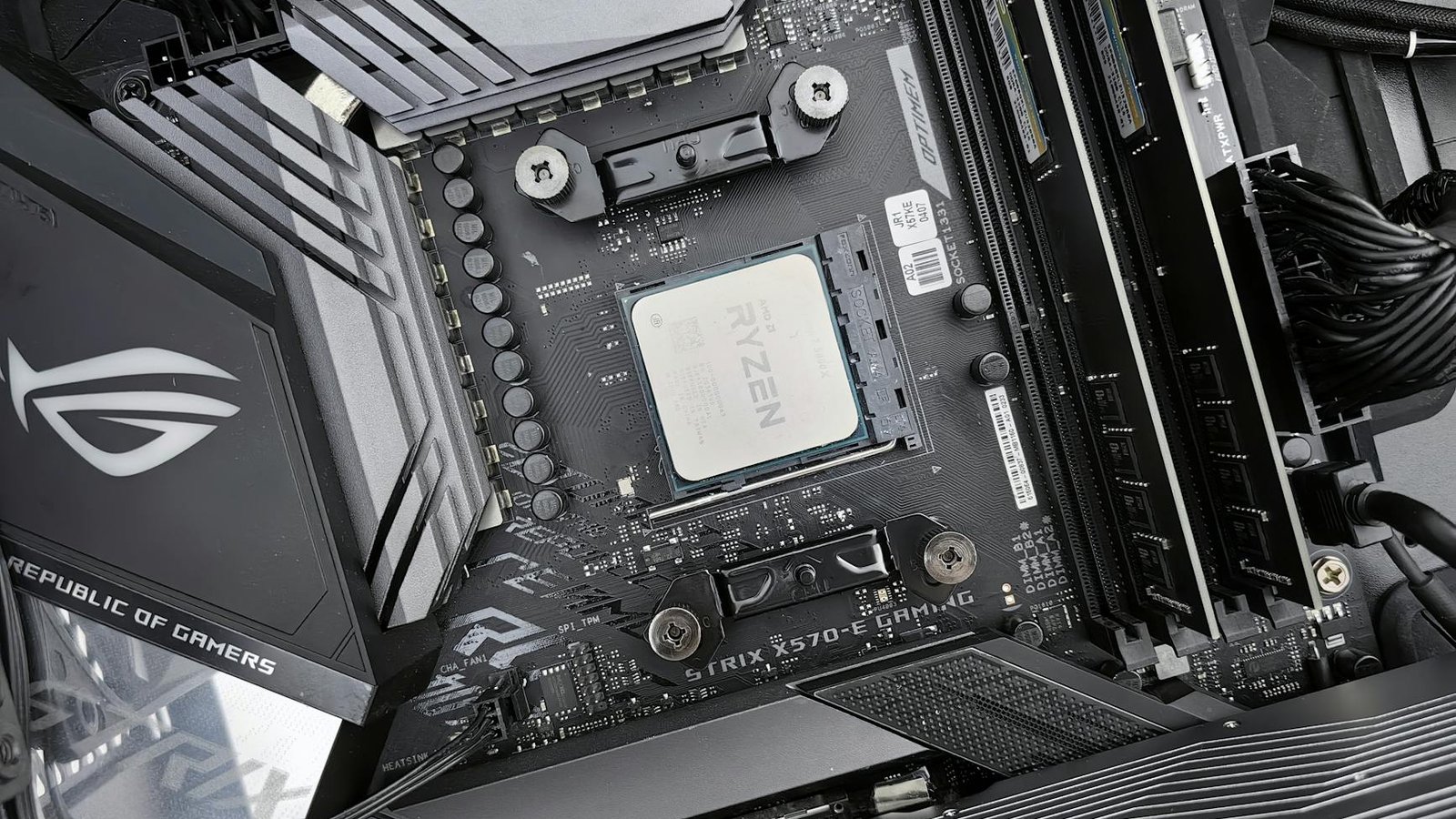 Carte mère ASUS ROG avec processeur AMD Ryzen en gros plan