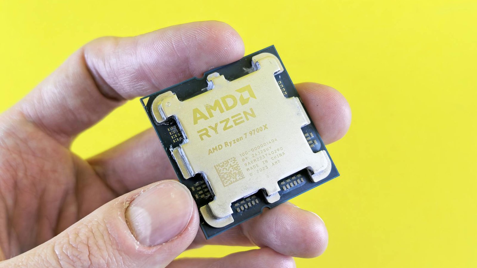 Processeur AMD Ryzen tenu en main, puce compatible RDNA