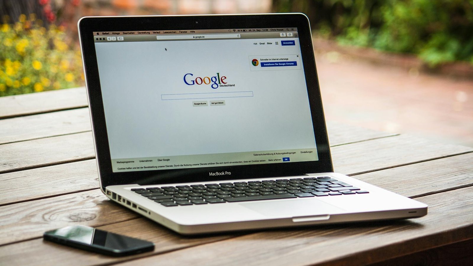 Googlebook vs MacBook Pro Apple avec Google ouvert sur écran