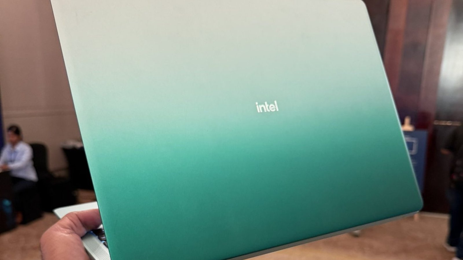 PC portable Intel haut de gamme coloris dégradé vert présenté en événement