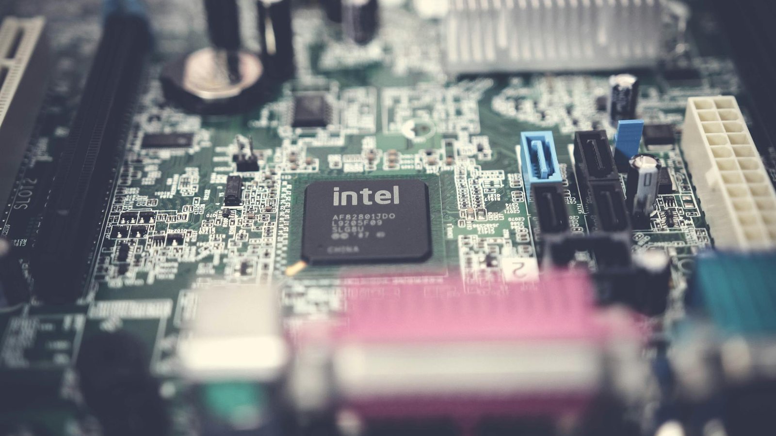 Puce Intel sur carte mère d'ordinateur en gros plan