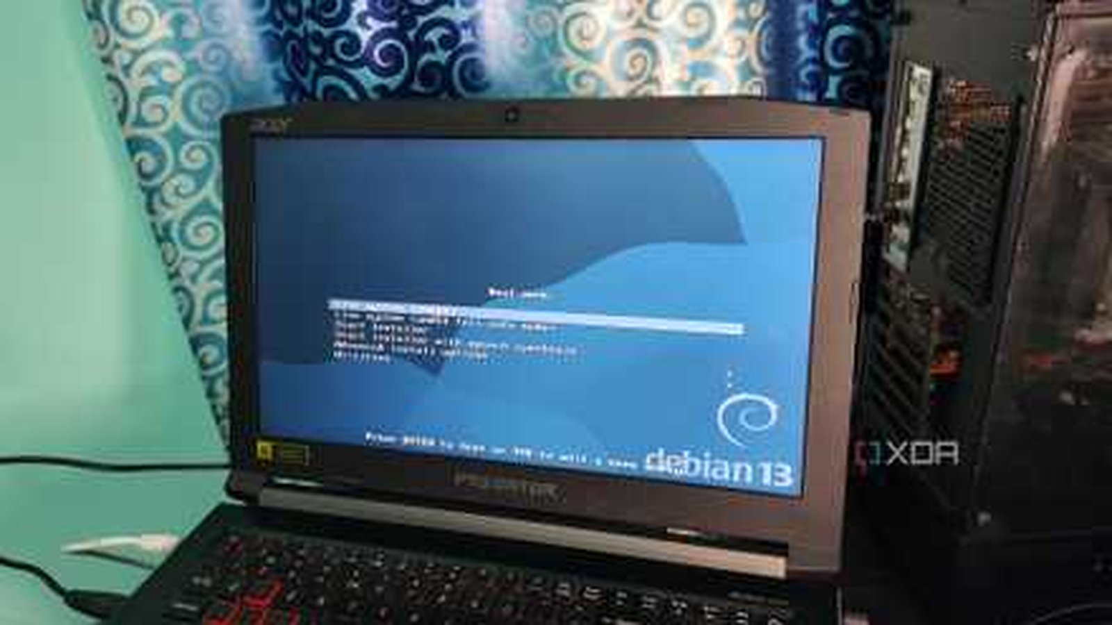 Linux Debian 13 – écran d'installation sur ordinateur portable Acer