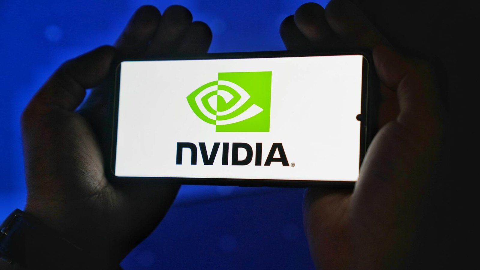 Logo Nvidia sur écran de smartphone, résultats record trimestriels