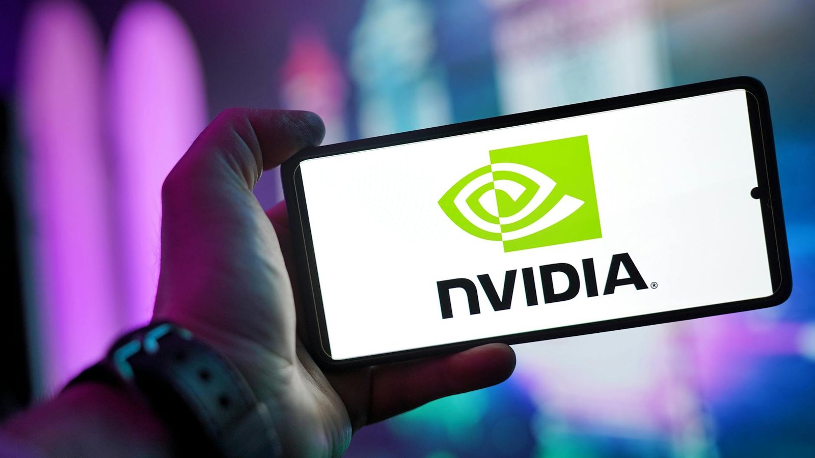 Logo Nvidia sur smartphone, annonce record historique revenus 81,6 milliards