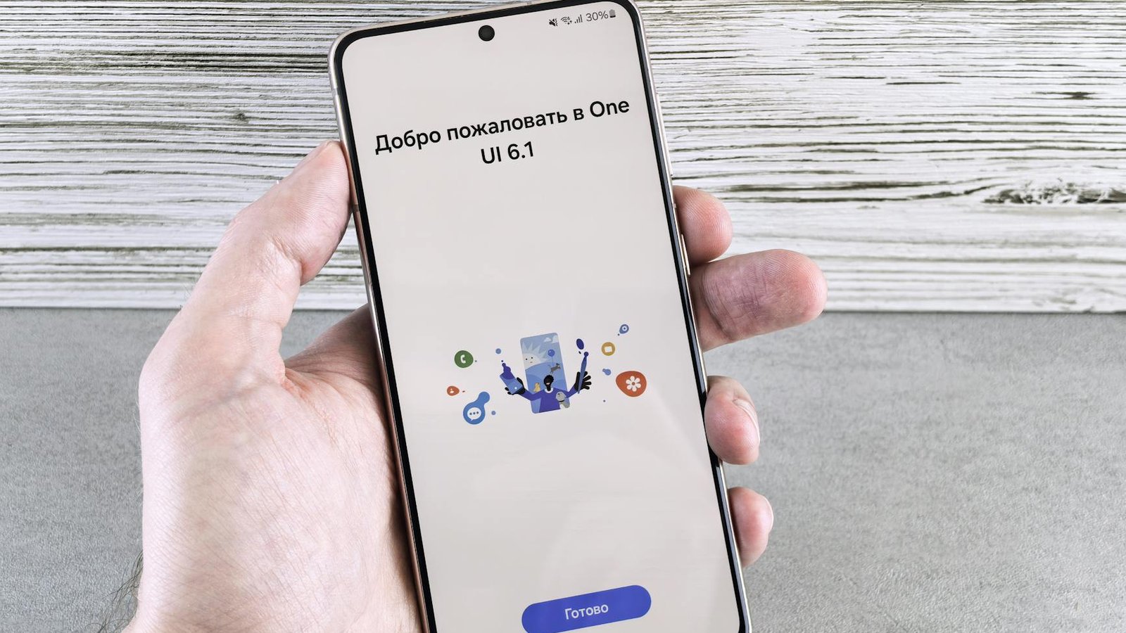 One UI Samsung sur smartphone Galaxy tenu en main