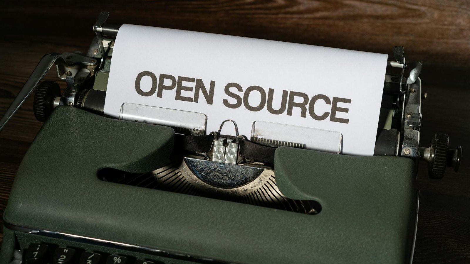 Code open source menacé — texte tapé sur machine à écrire vintage verte