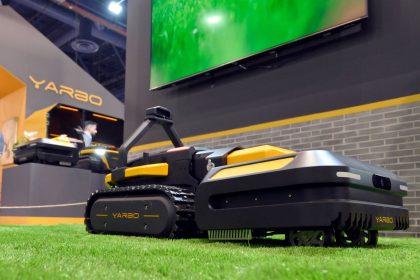 Tondeuse robot Yarbo connectée sur gazon vert lors d'une exposition technologique