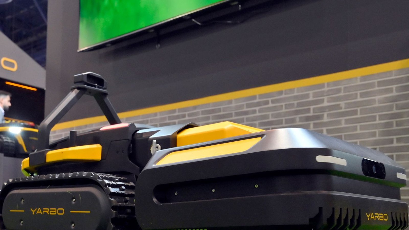 Yarbo robot tondeuse avec caméra embarquée frontale, vulnérabilité surveillance