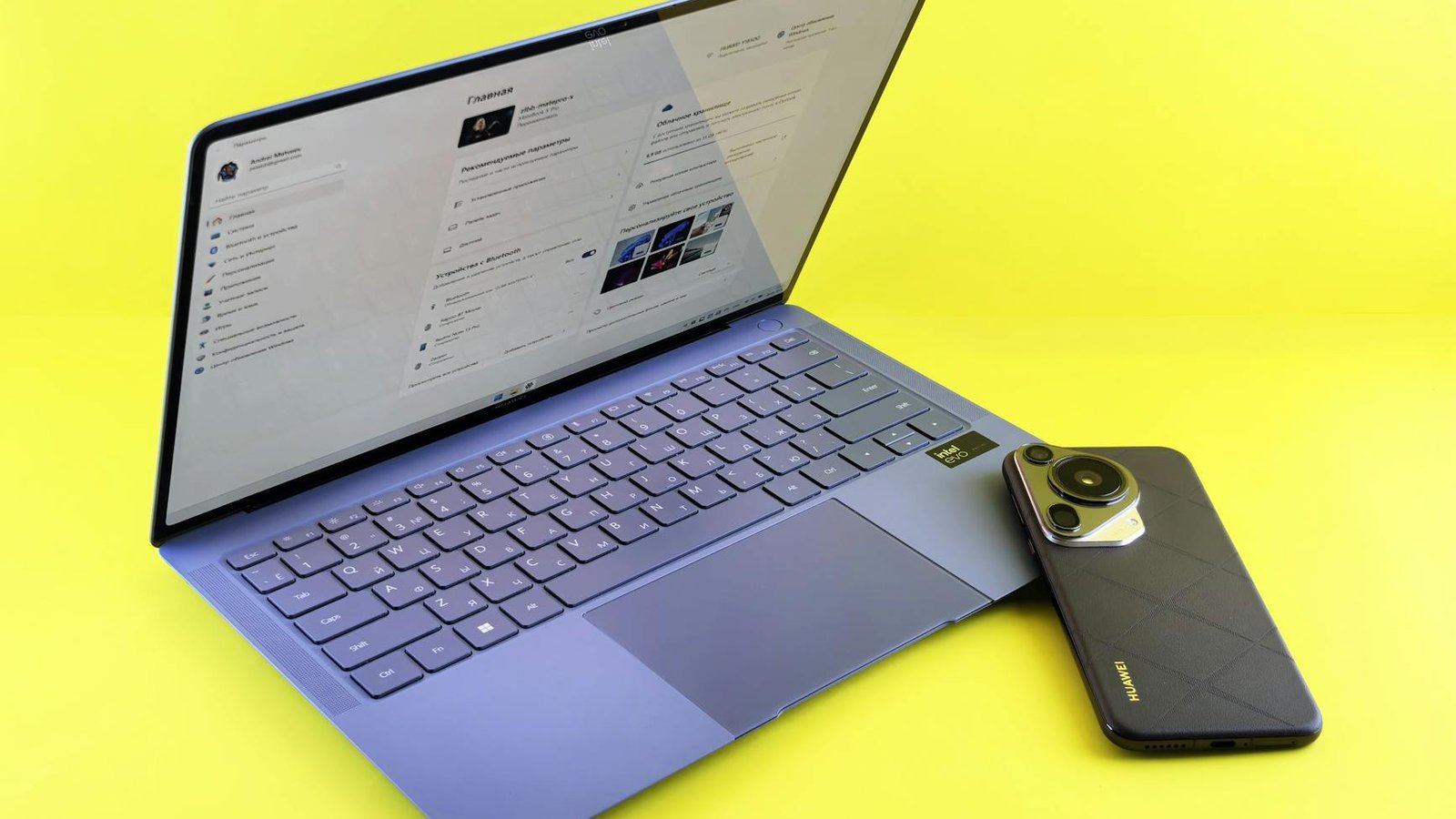 PC portable Windows entrée de gamme avec smartphone Lenovo sur fond jaune