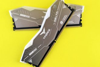 Barrettes RAM DDR5 T-Force Delta R croisées fond jaune vif
