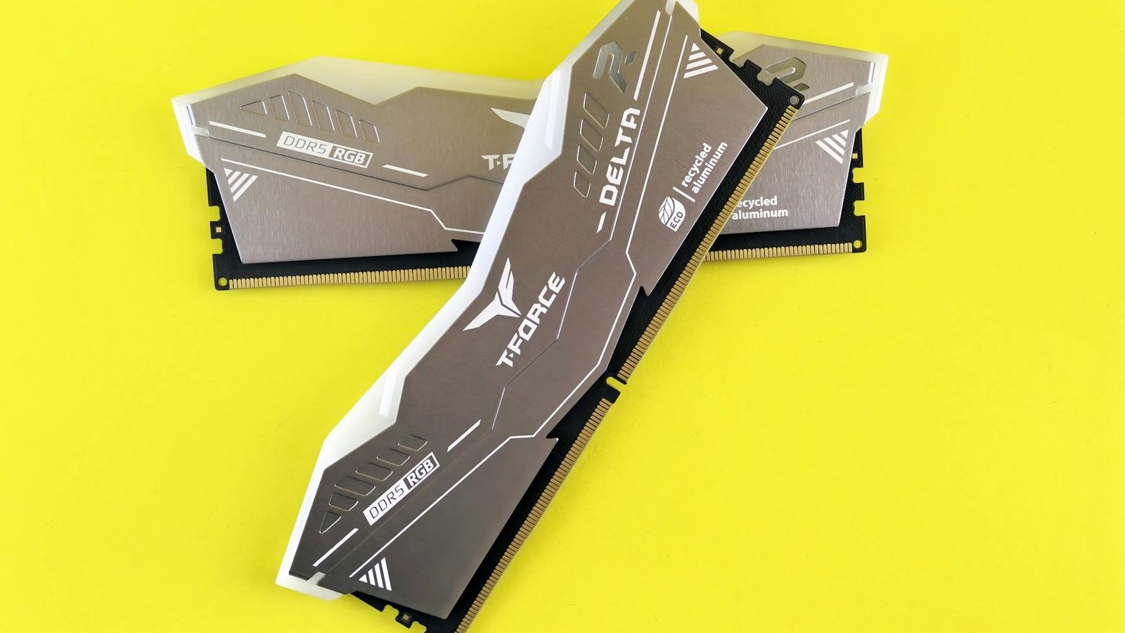 Barrettes RAM DDR5 T-Force Delta R croisées fond jaune vif