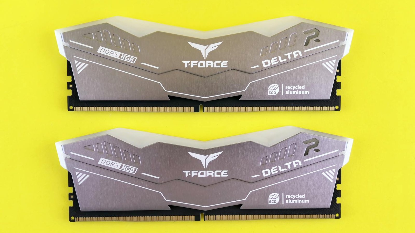 Barrettes RAM DDR5 T-Force Delta R duo aluminium recyclé fond jaune