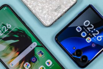 Gamme Motorola Razr 2026 avec pliable nacré et smartphone classique sur fond bleu