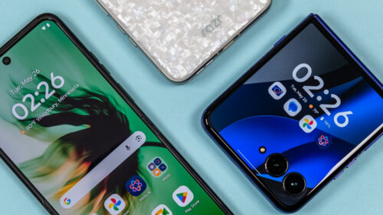 Gamme Motorola Razr 2026 avec pliable nacré et smartphone classique sur fond bleu