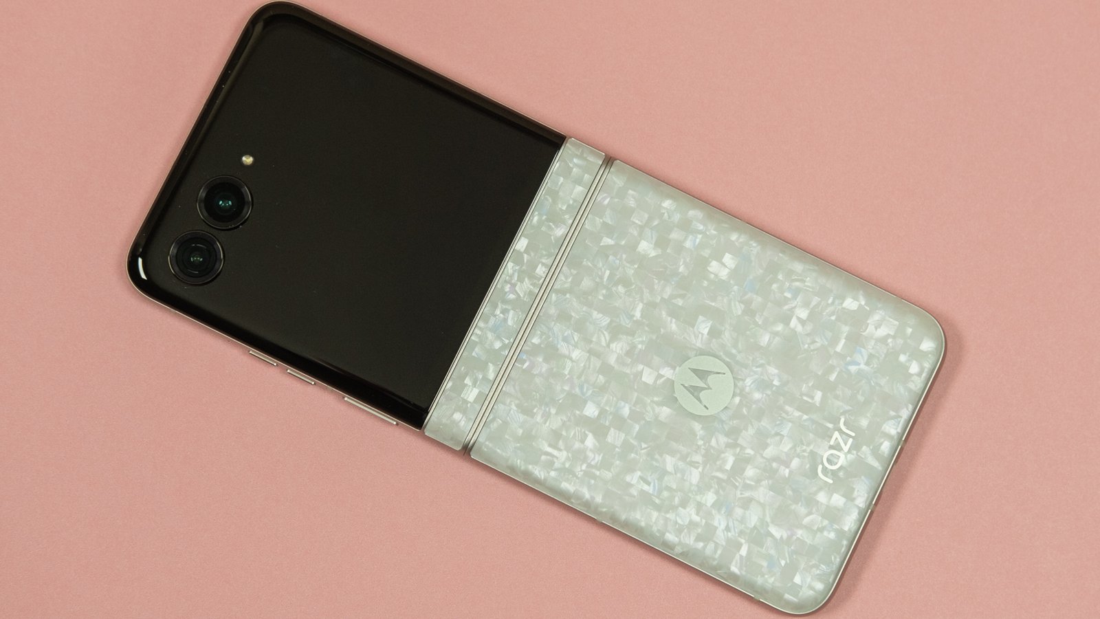 Motorola Razr 2026 dos nacré avec double caméra, design pliable premium