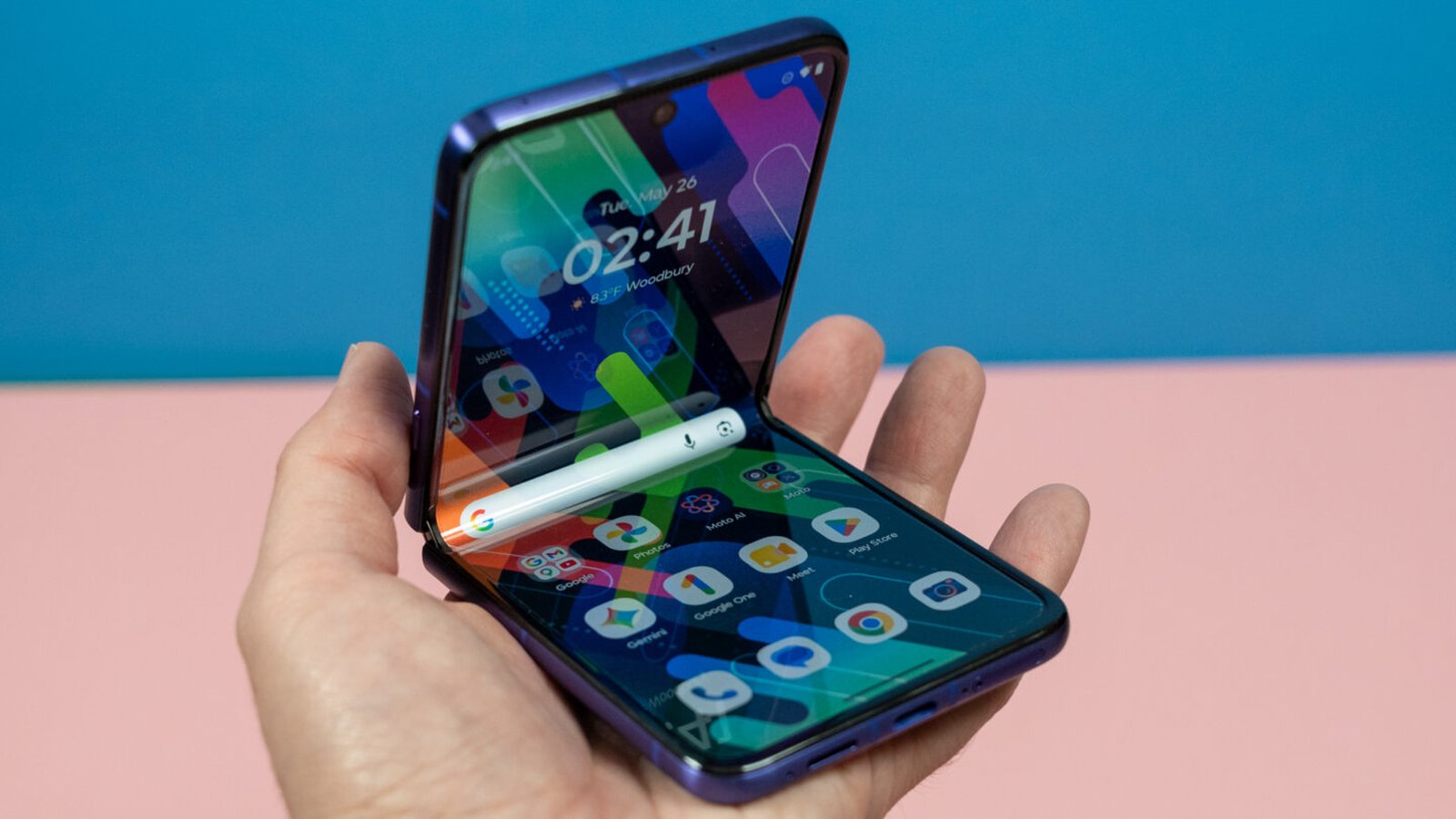 Motorola Razr 2026 violet ouvert en main, écran intérieur Android pliable premium