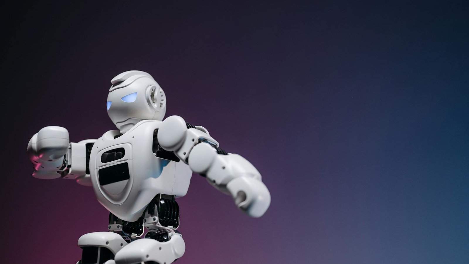 Robot humanoïde blanc en mouvement sur fond sombre