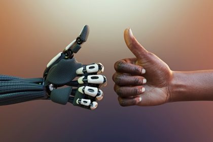 Robot humanoïde et main humaine en signe d'approbation, coopération IA