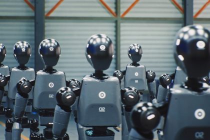 Robots humanoïdes en série dans un entrepôt industriel