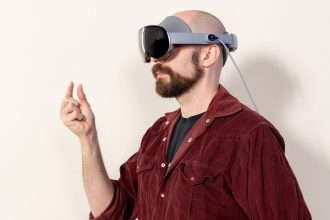 Casque VR Samsung Galaxy XR porté par un homme barbu en chemise rouge