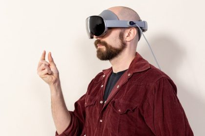 Casque VR Samsung Galaxy XR porté par un homme barbu en chemise rouge