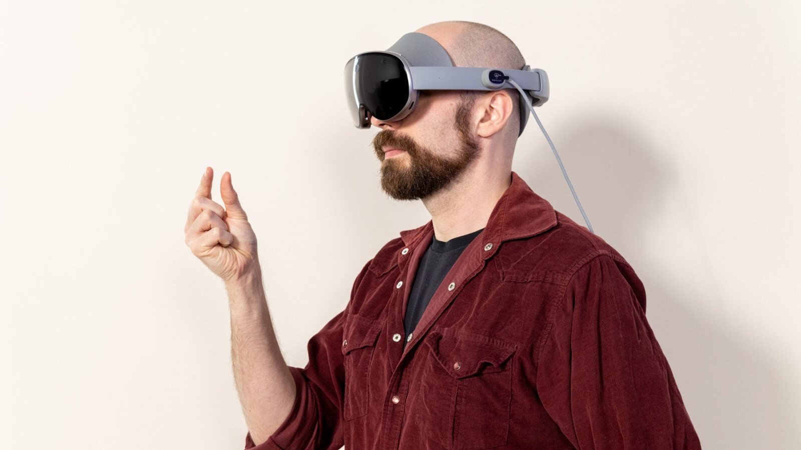 Casque VR Samsung Galaxy XR porté par un homme barbu en chemise rouge