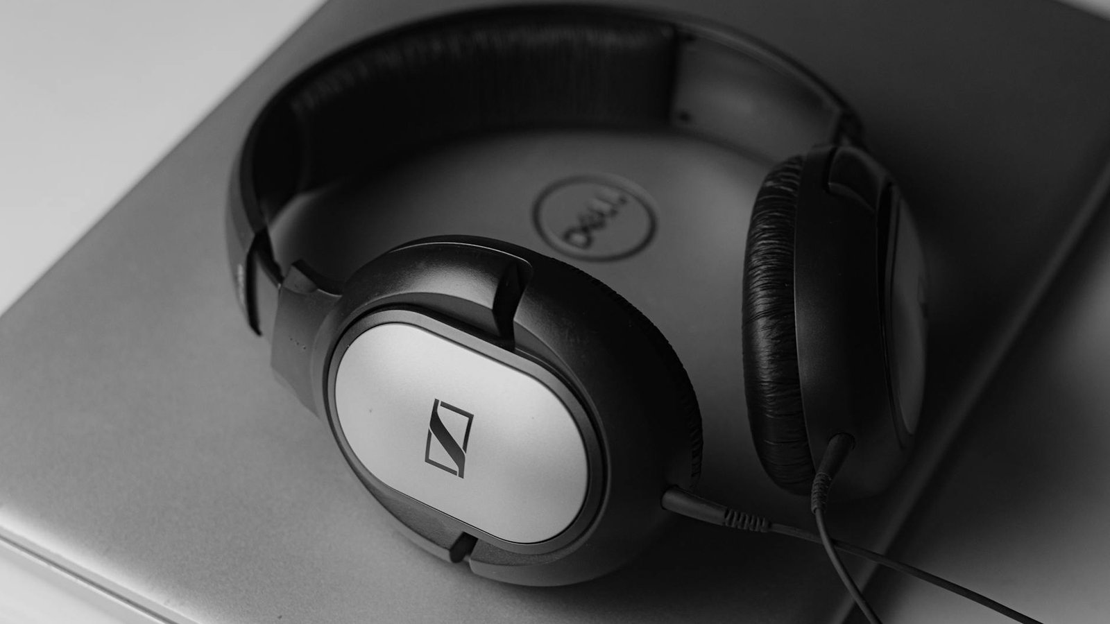 Casque Sennheiser Momentum posé sur ordinateur portable Dell