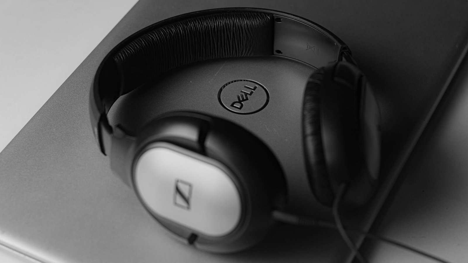 Casque Sennheiser Momentum vue de dessus sur laptop Dell